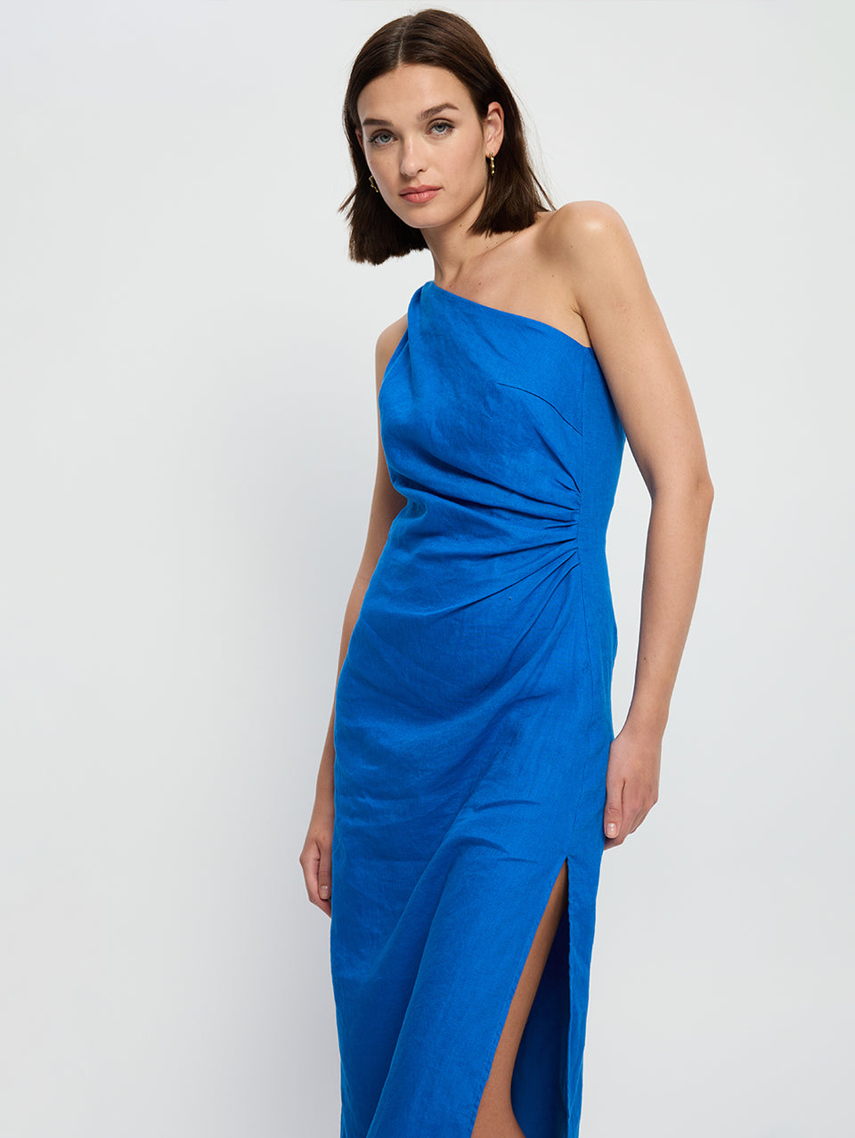 Addison Midi Dress Cobalt KIVARI | Model wears blue midi dress vibe