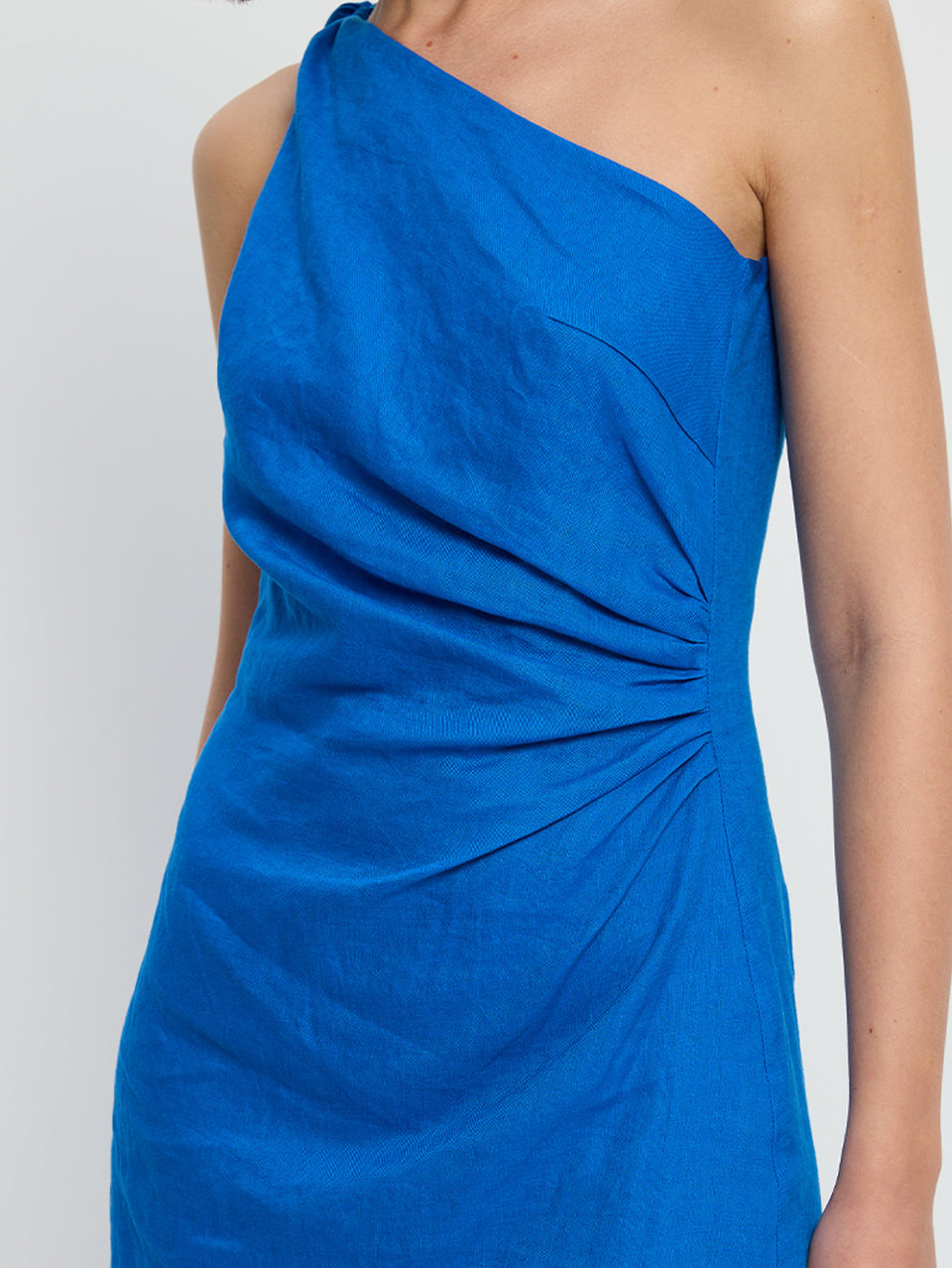 Addison Midi Dress Cobalt KIVARI | Model wears blue midi dress close up
