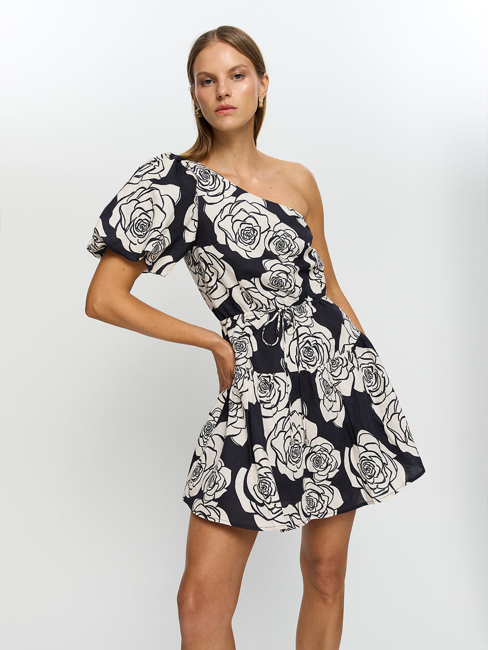 Carmen One Shoulder Mini Dress KIVARI | Model wears navy and white floral mini dress vibe