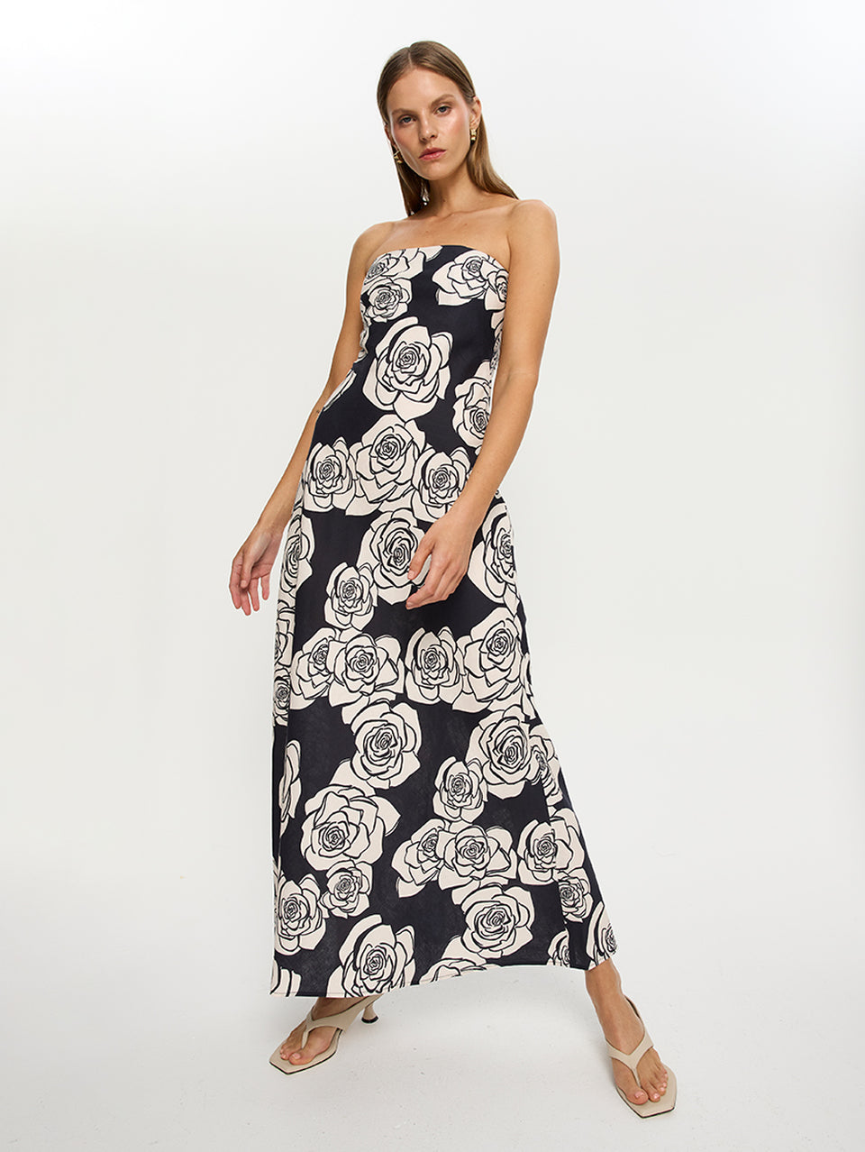 Carmen Strapless Maxi Dress KIVARI | Model wears navy and white floral strapless maxi dress vibe