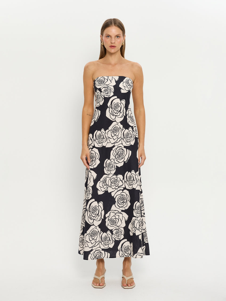 Carmen Strapless Maxi Dress KIVARI | Model wears navy and white floral strapless maxi dress