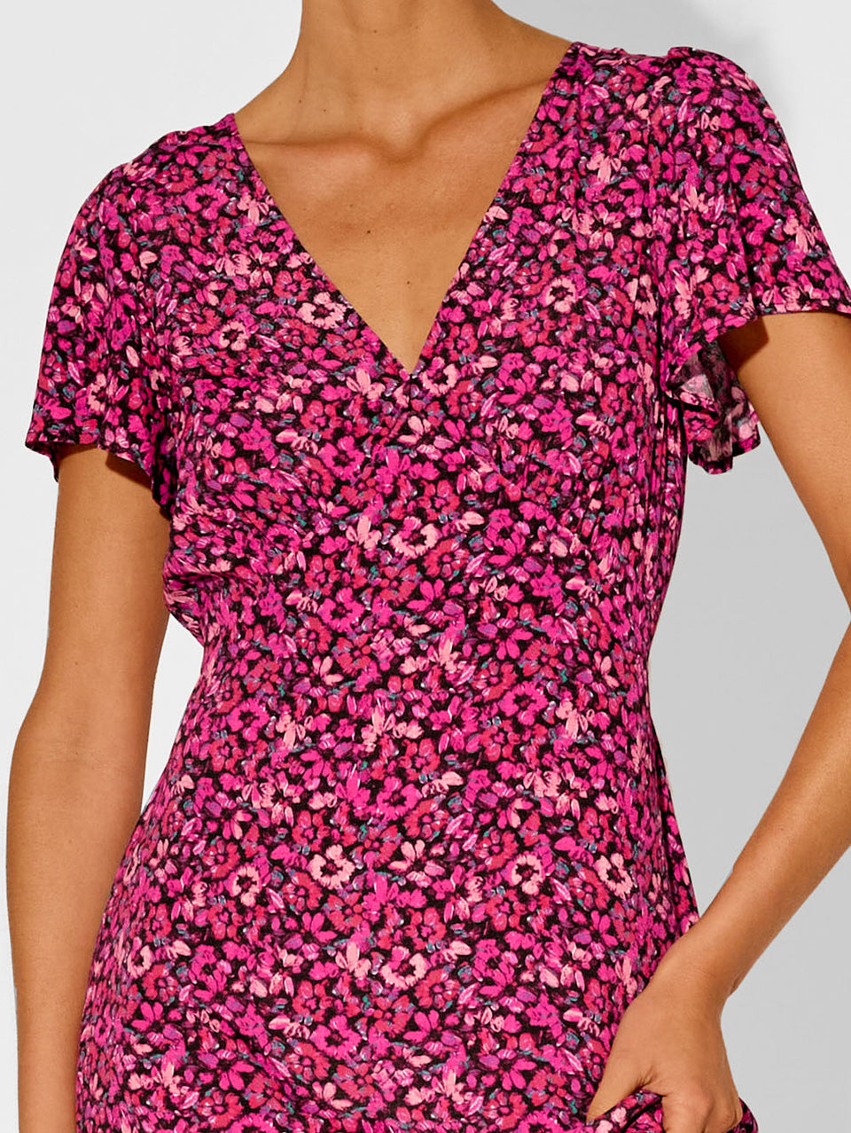 Imogen Midi Dress KIVARI | Model wears pink floral midi dress close up