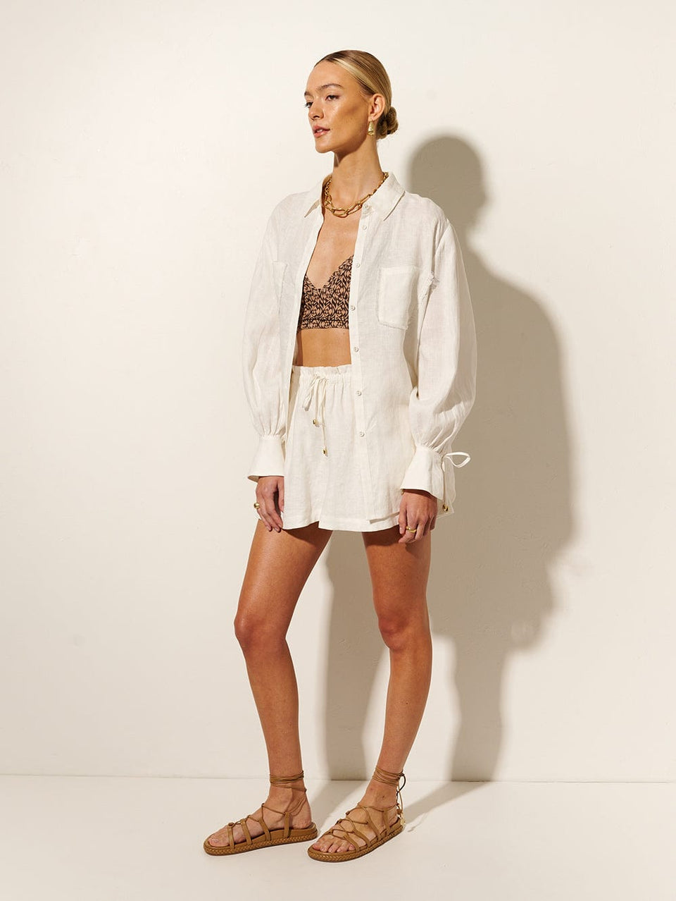 Jacana Short KIVARI | Model wears white linen shorts side view