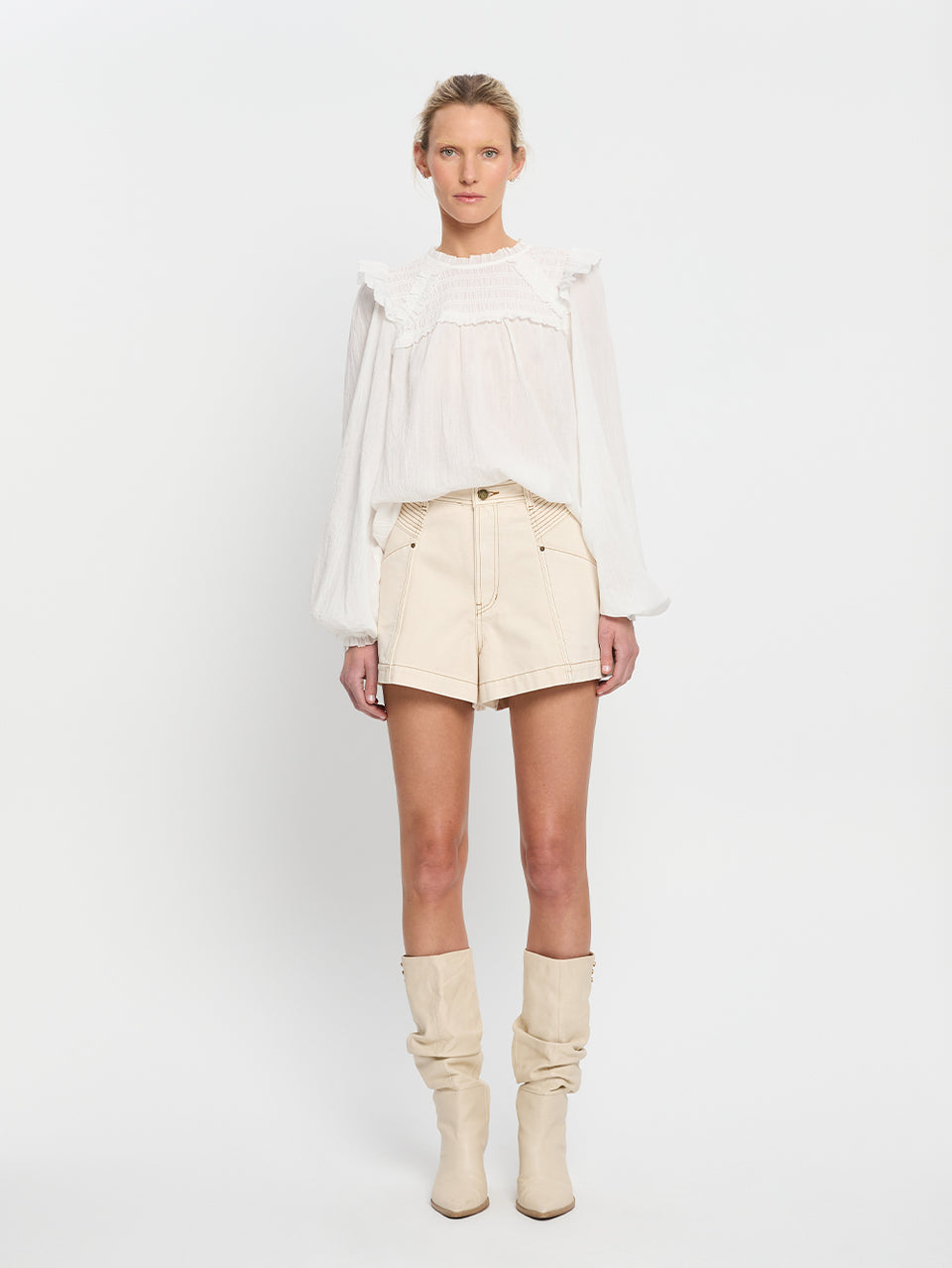 Marlin Blouse KIVARI | Model wears white blouse
