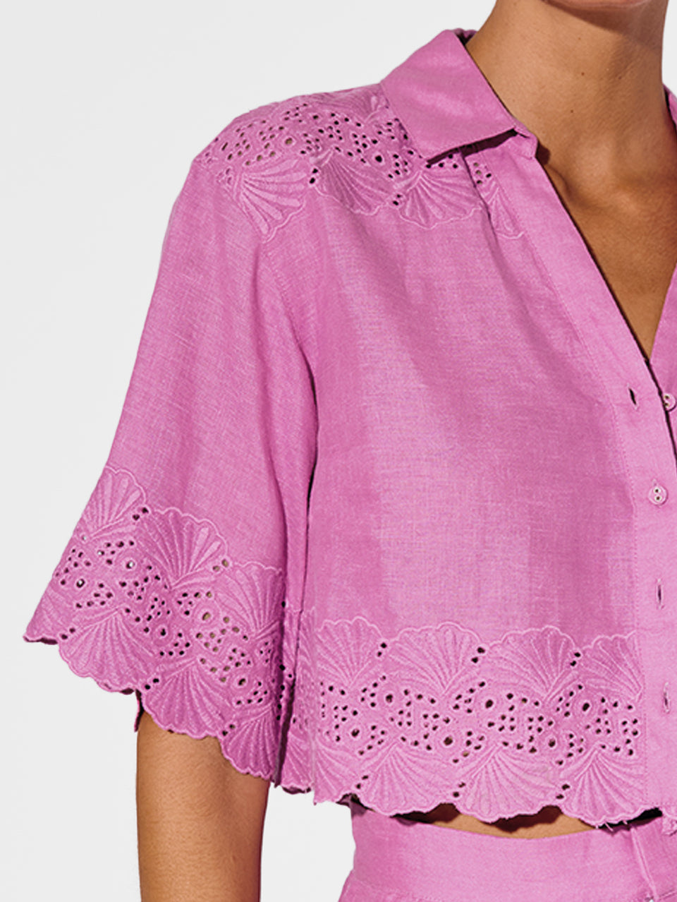 Payton Top KIVARI | Model wears pink top close up