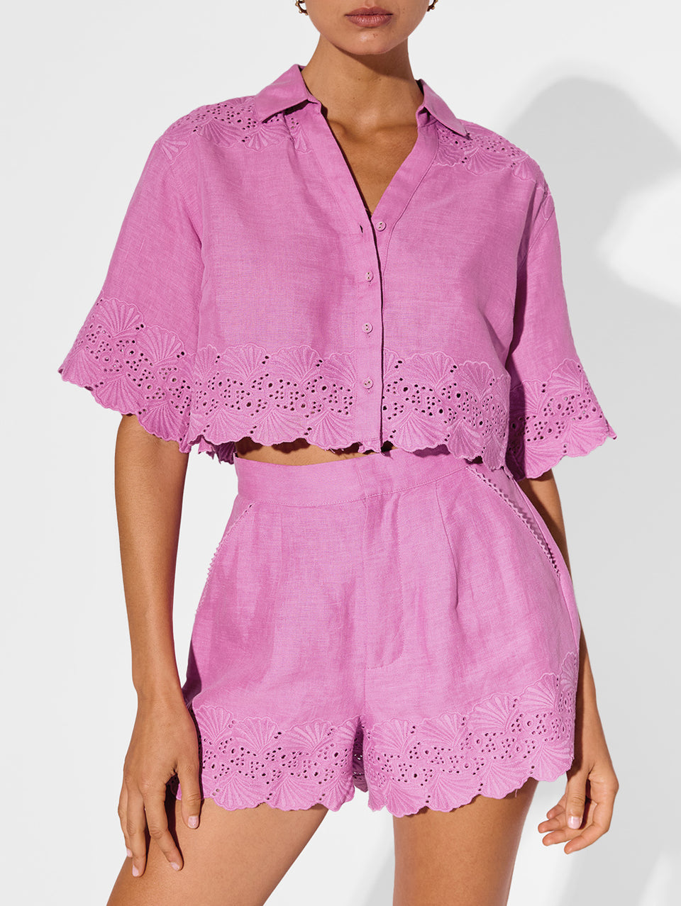 Payton Top KIVARI | Model wears pink top close up