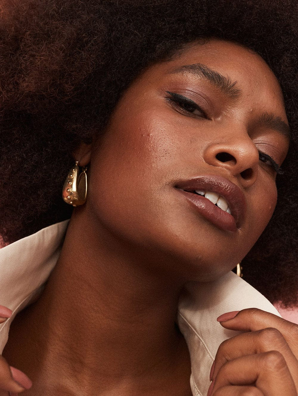 Solita Teardrop Earrings KIVARI | Model wears gold hoops with droplets