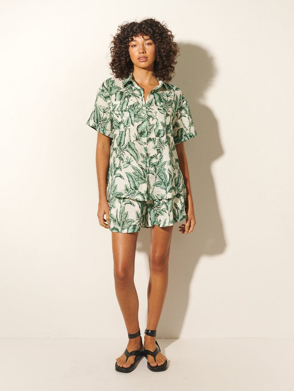 Tropico Shirt KIVARI | Model wears palm leaf print shorts