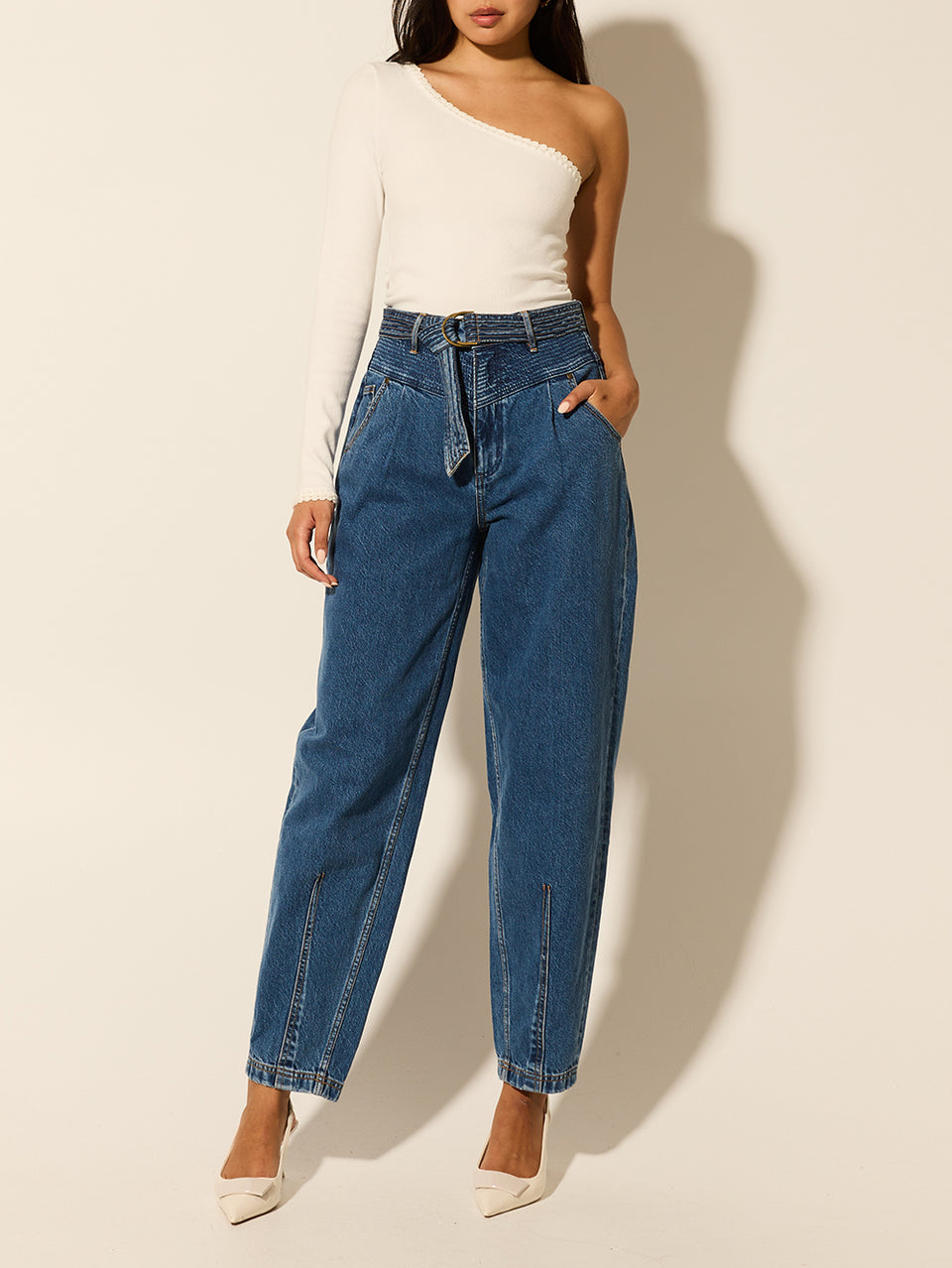 Adina Jean KIVARI | Model wears blue denim jean with white top
