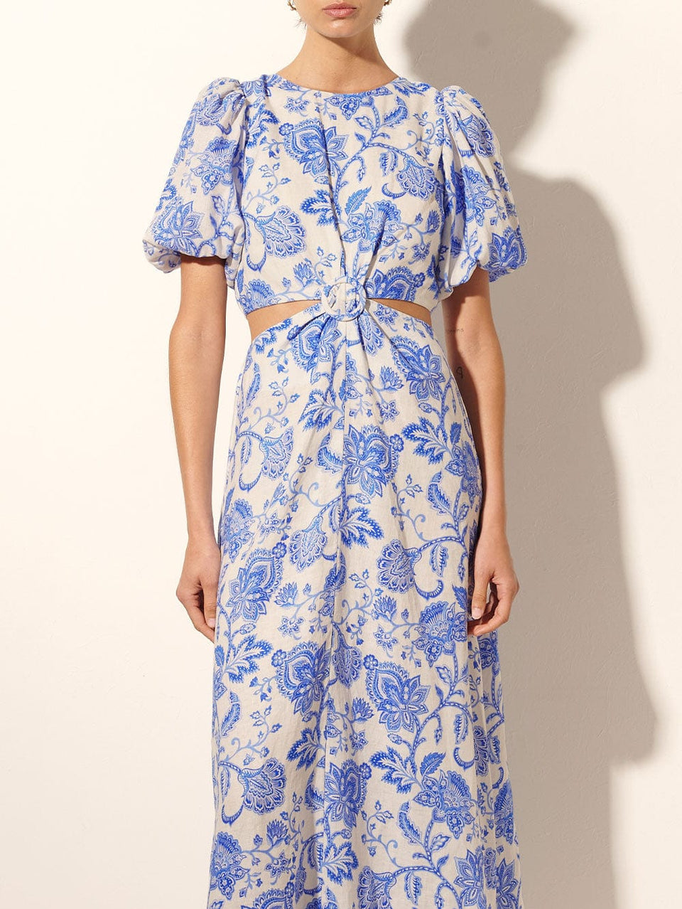 Athena Maxi Dress KIVARI | Model wears blue and white paisley maxi dress close up