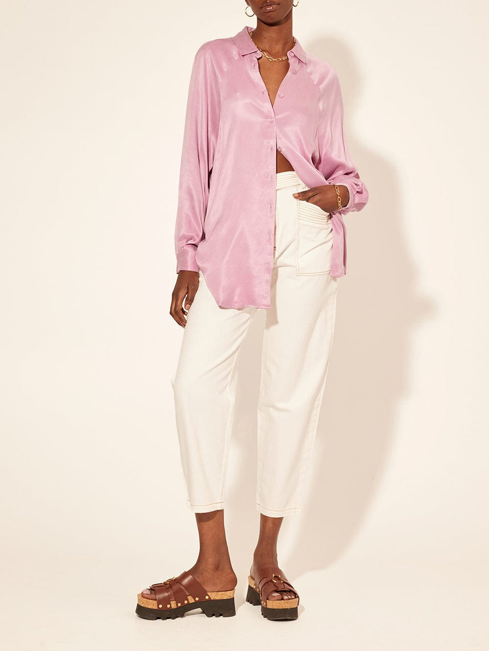 Emma Shirt KIVARI | Model wears lavender shirt 