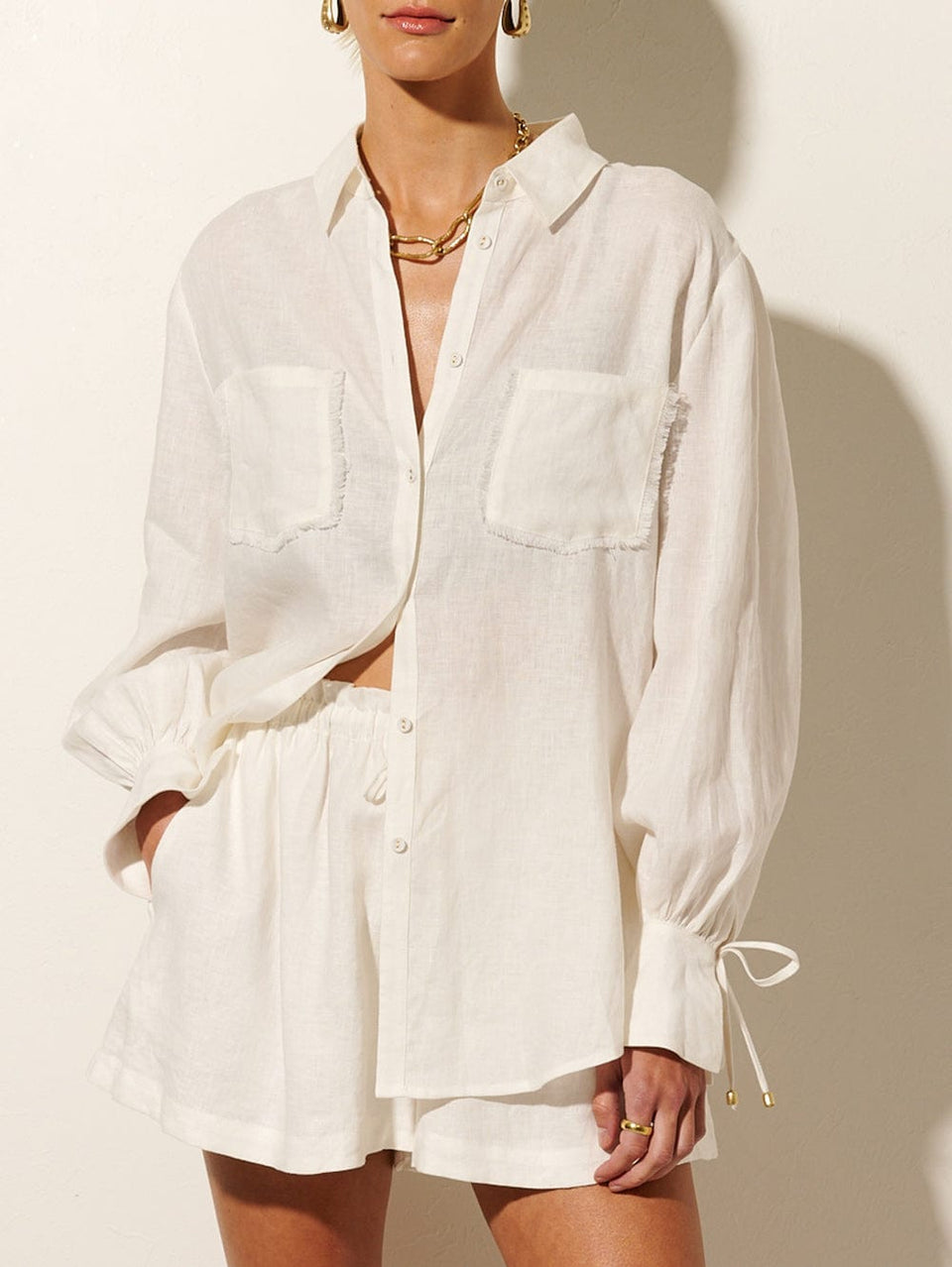 Franca Shirt KIVARI | Model wears white linen shirt