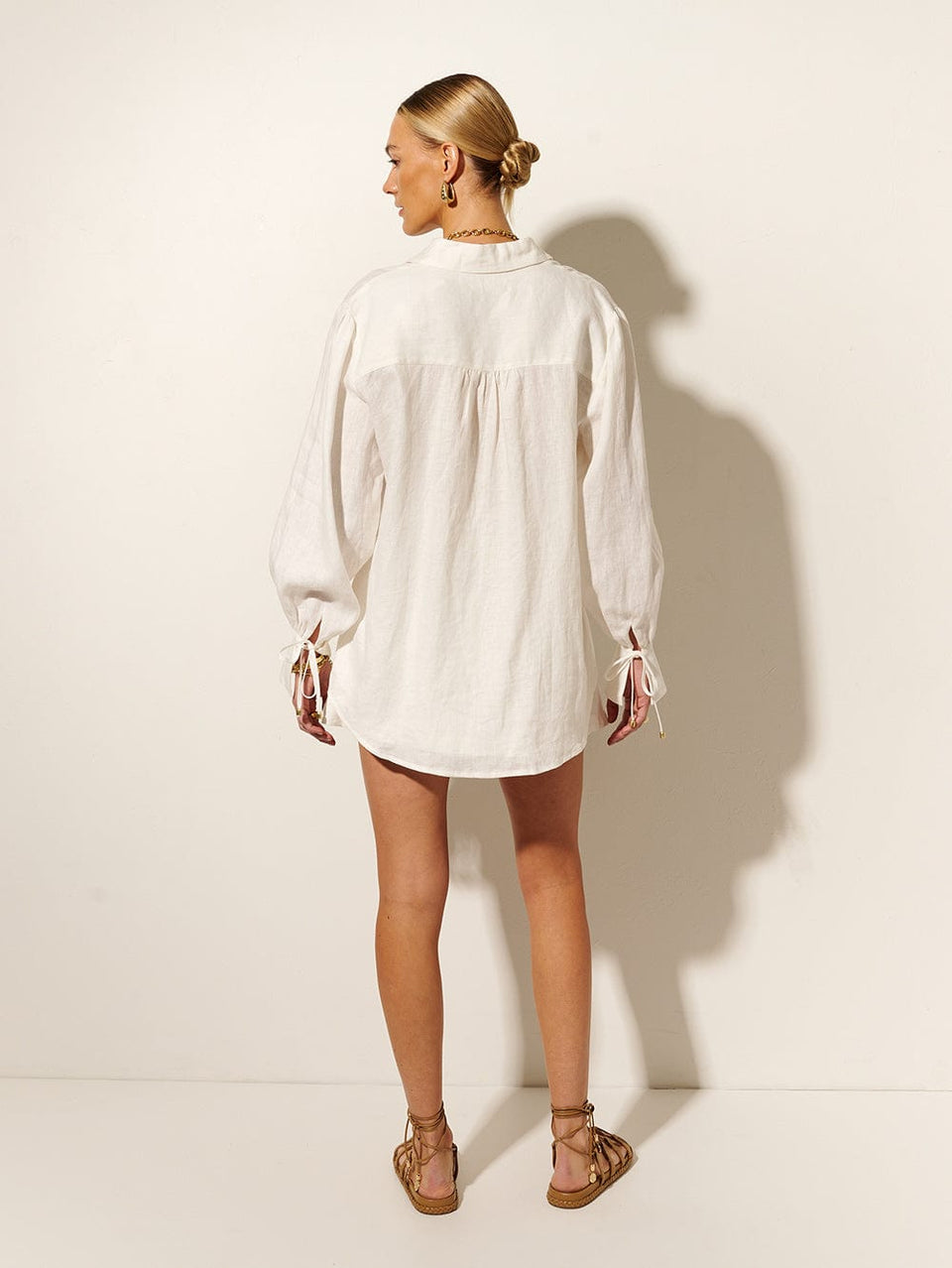 Franca Shirt KIVARI | Model wears white linen shirt back view