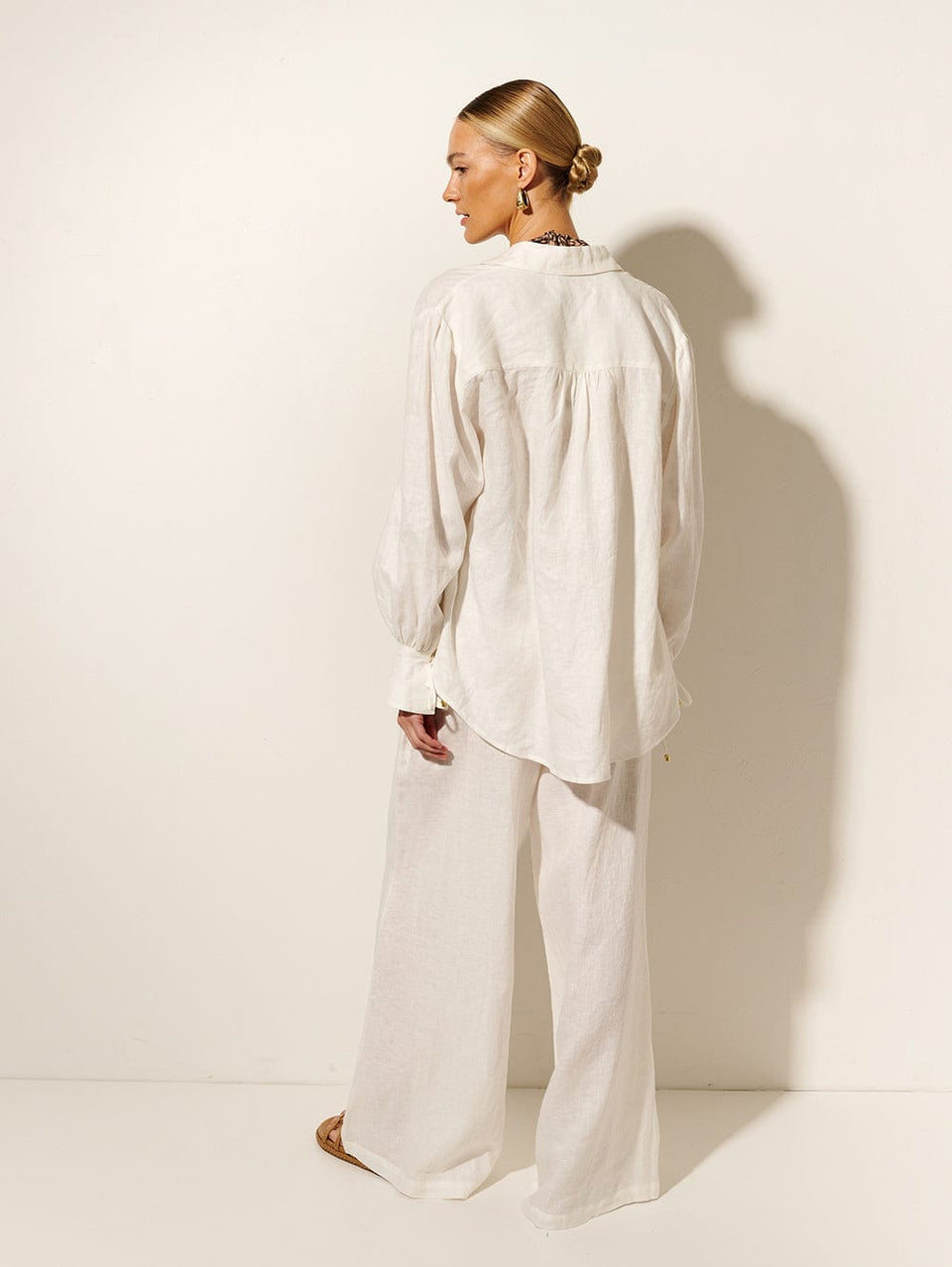 Jacana Pant KIVARI | Model wears ivory linen pant back view