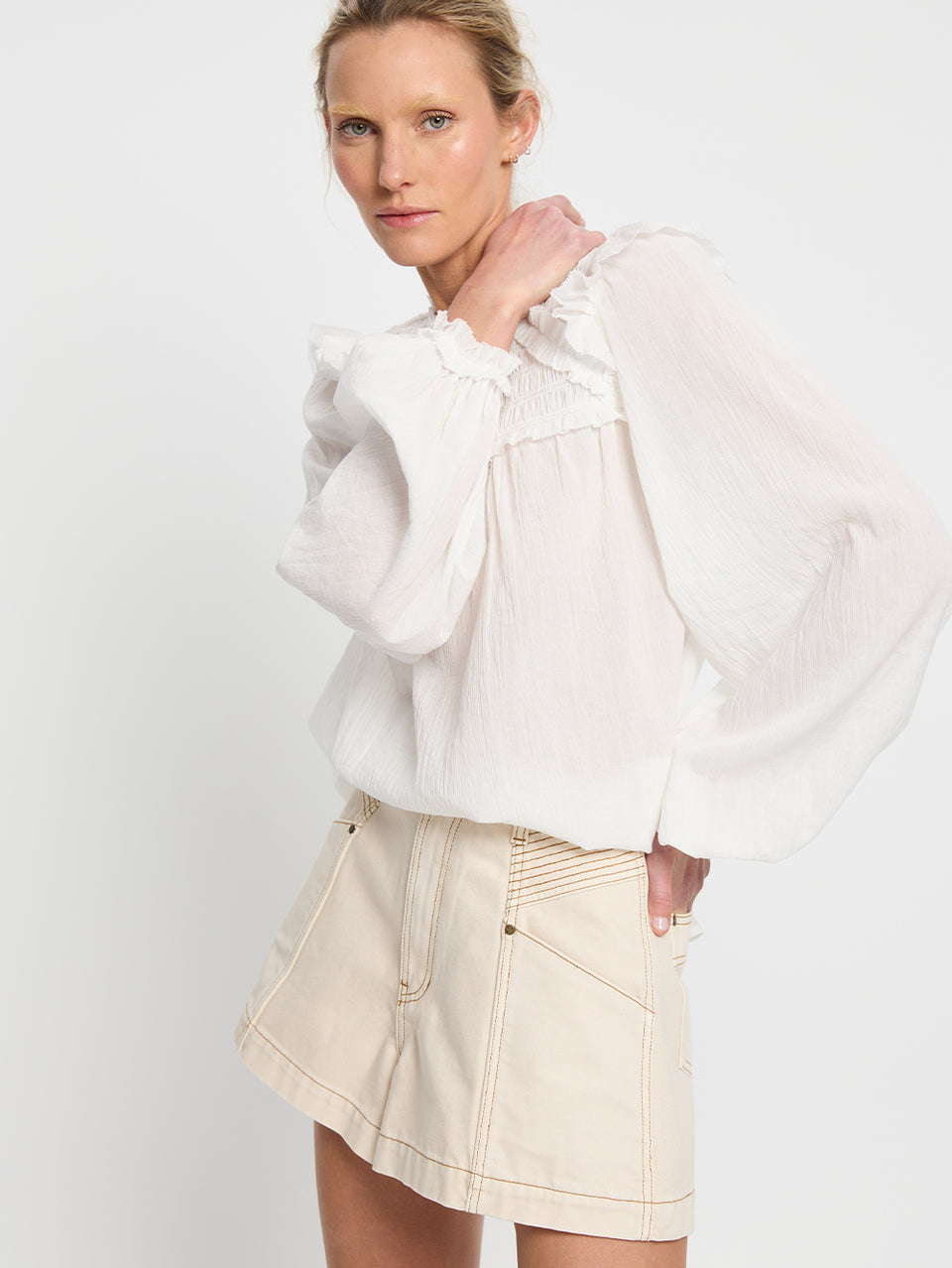 Marlin Blouse KIVARI | Model wears white blouse