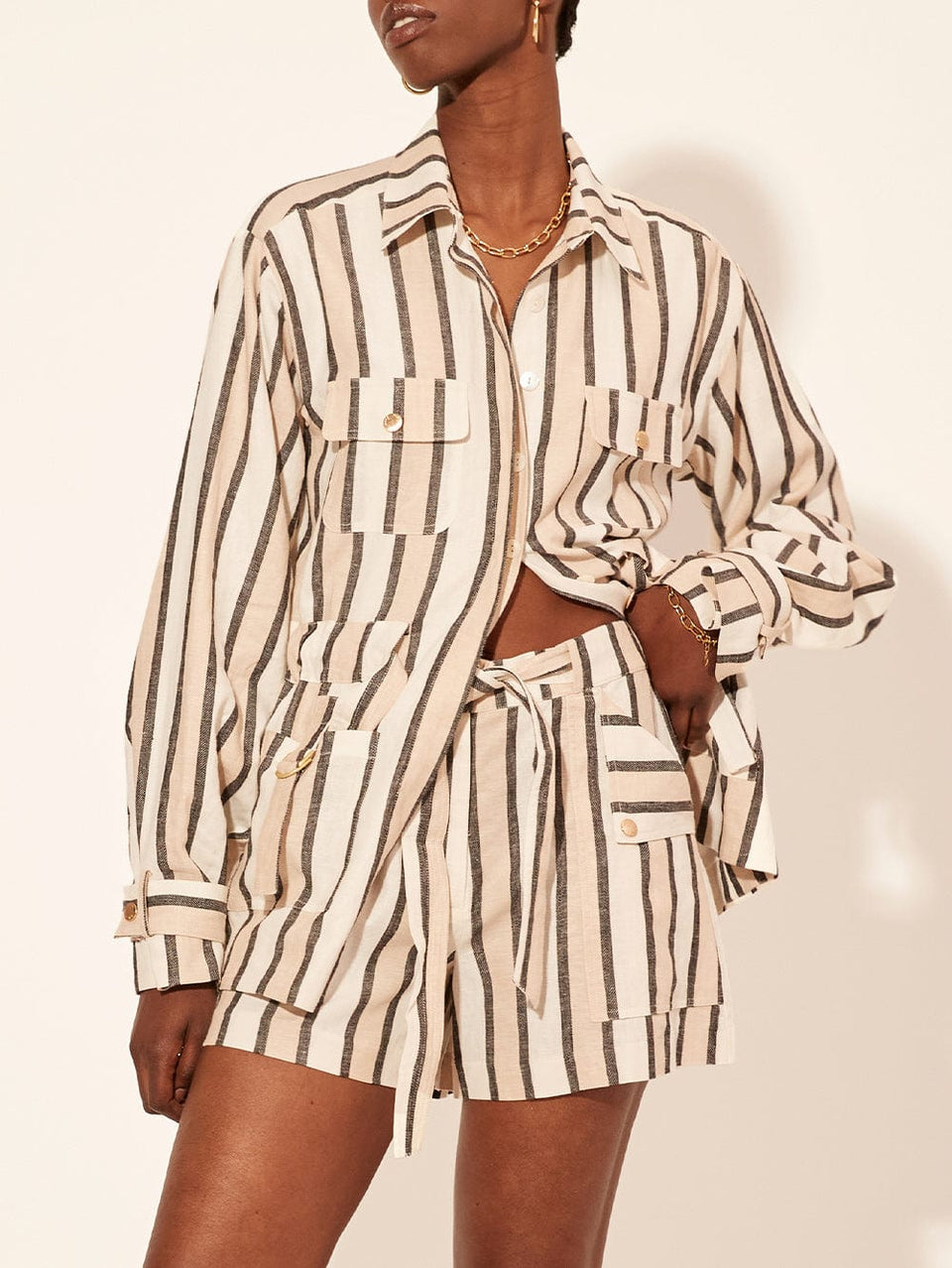 Oaklee Short KIVARI | Model wears stripe short close up