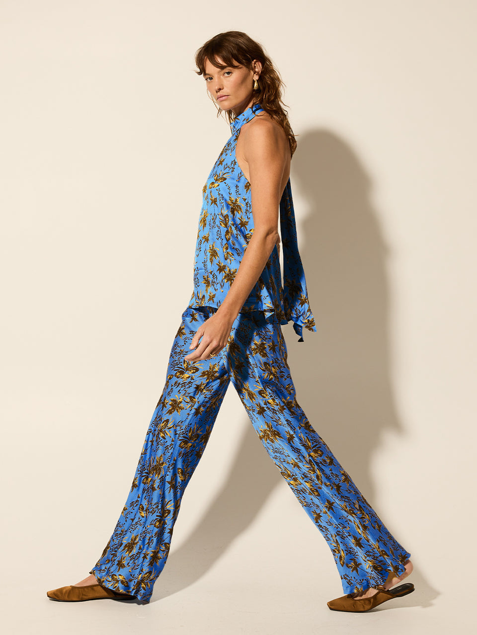 Paola Pant KIVARI | Model wears blue pant side view