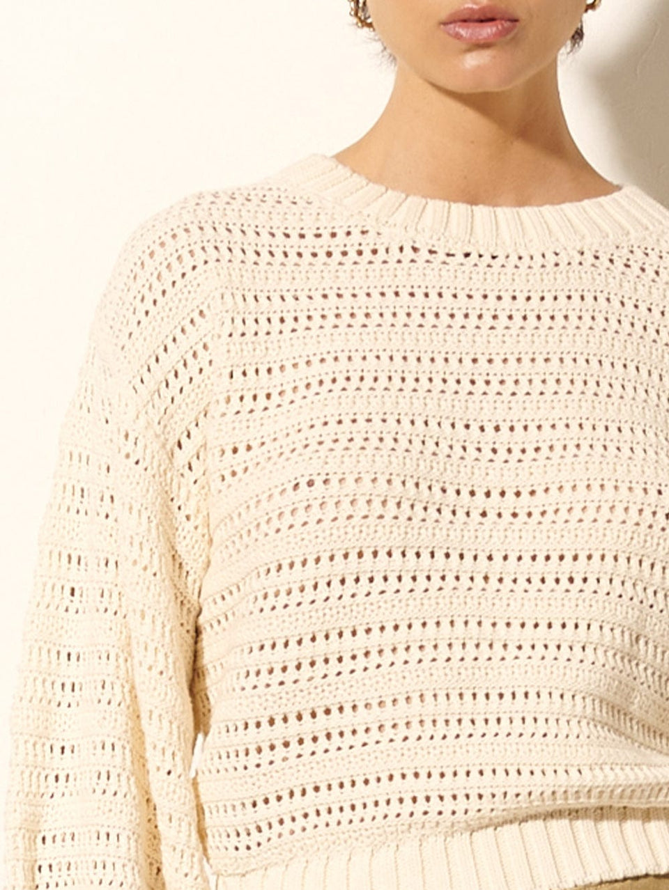Pepe Knit Sweater Cream KIVARI | Model wears cream knit sweater close up