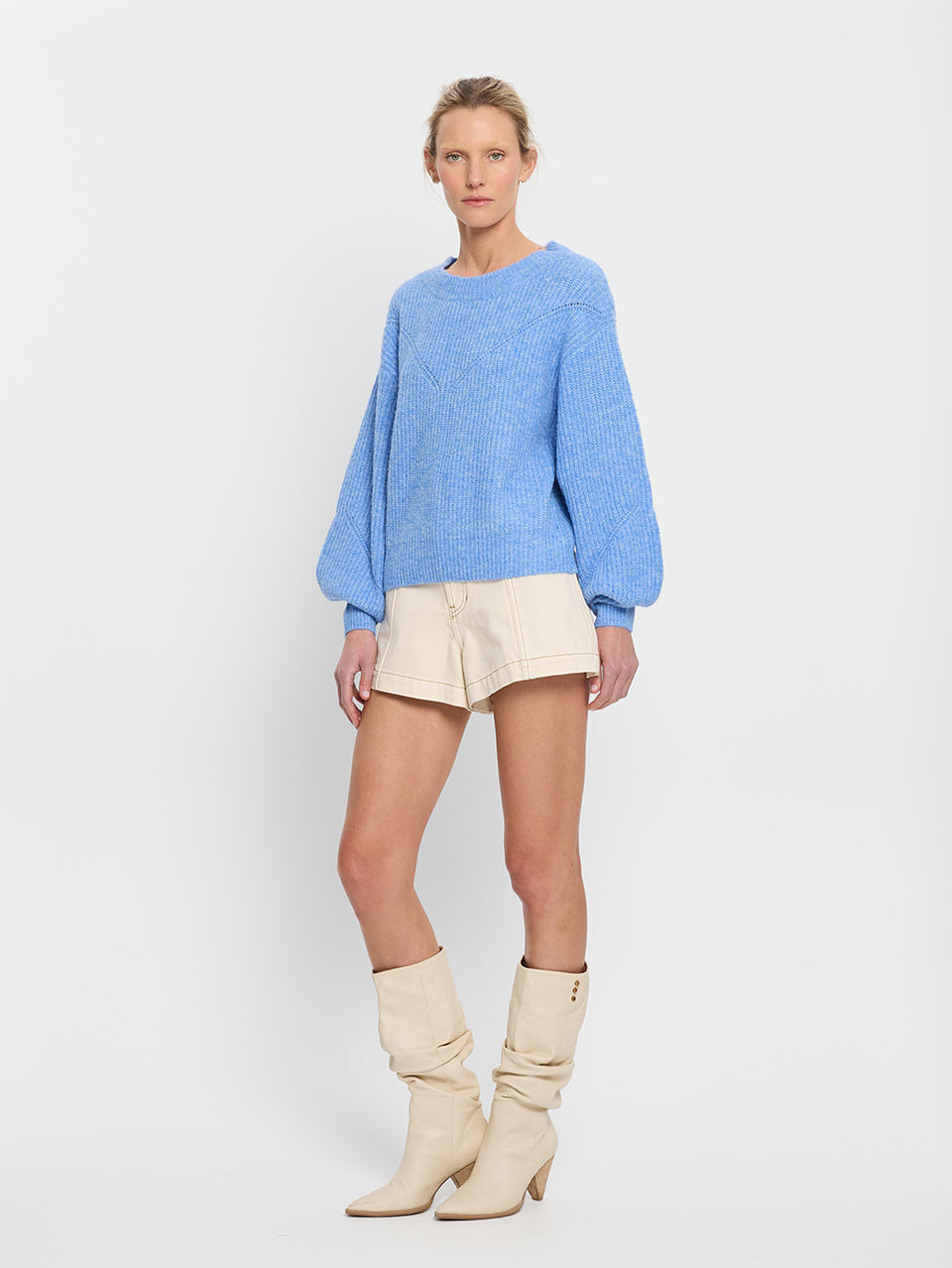 Reine Knit KIVARI | Model wears blue knit jumper side view