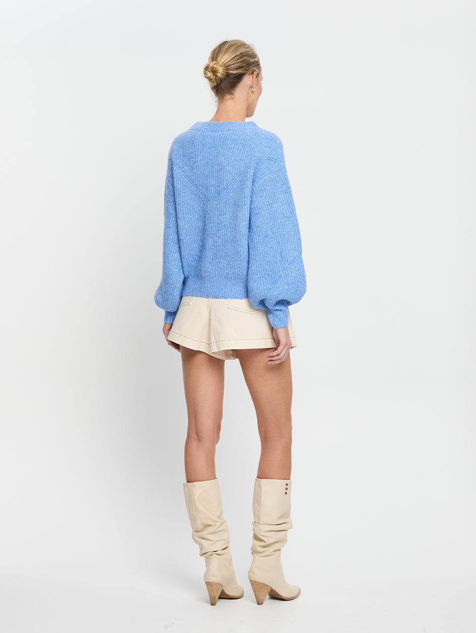 Reine Knit KIVARI | Model wears blue knit jumper back view