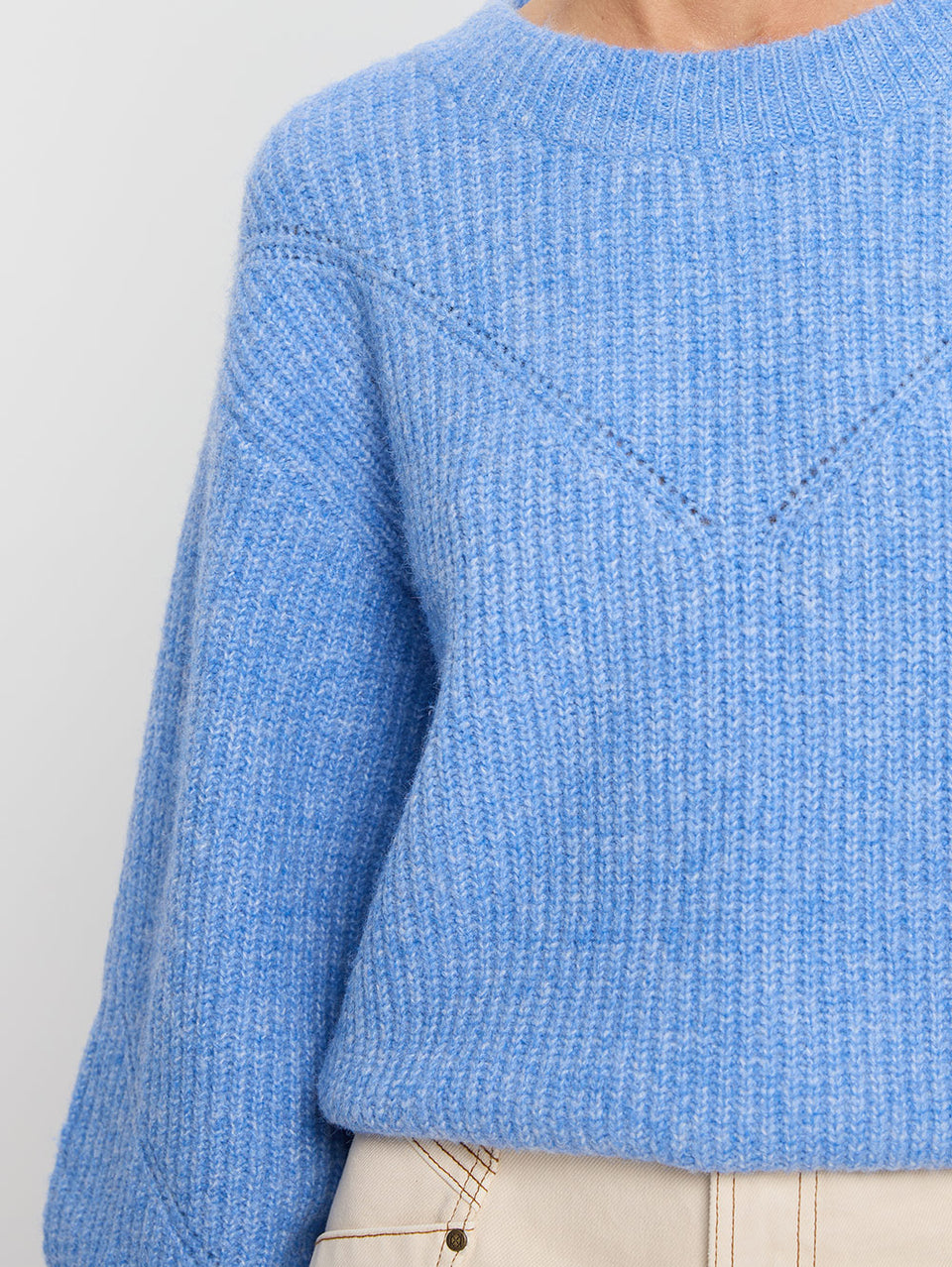 Reine Knit KIVARI | Model wears blue knit jumper close up