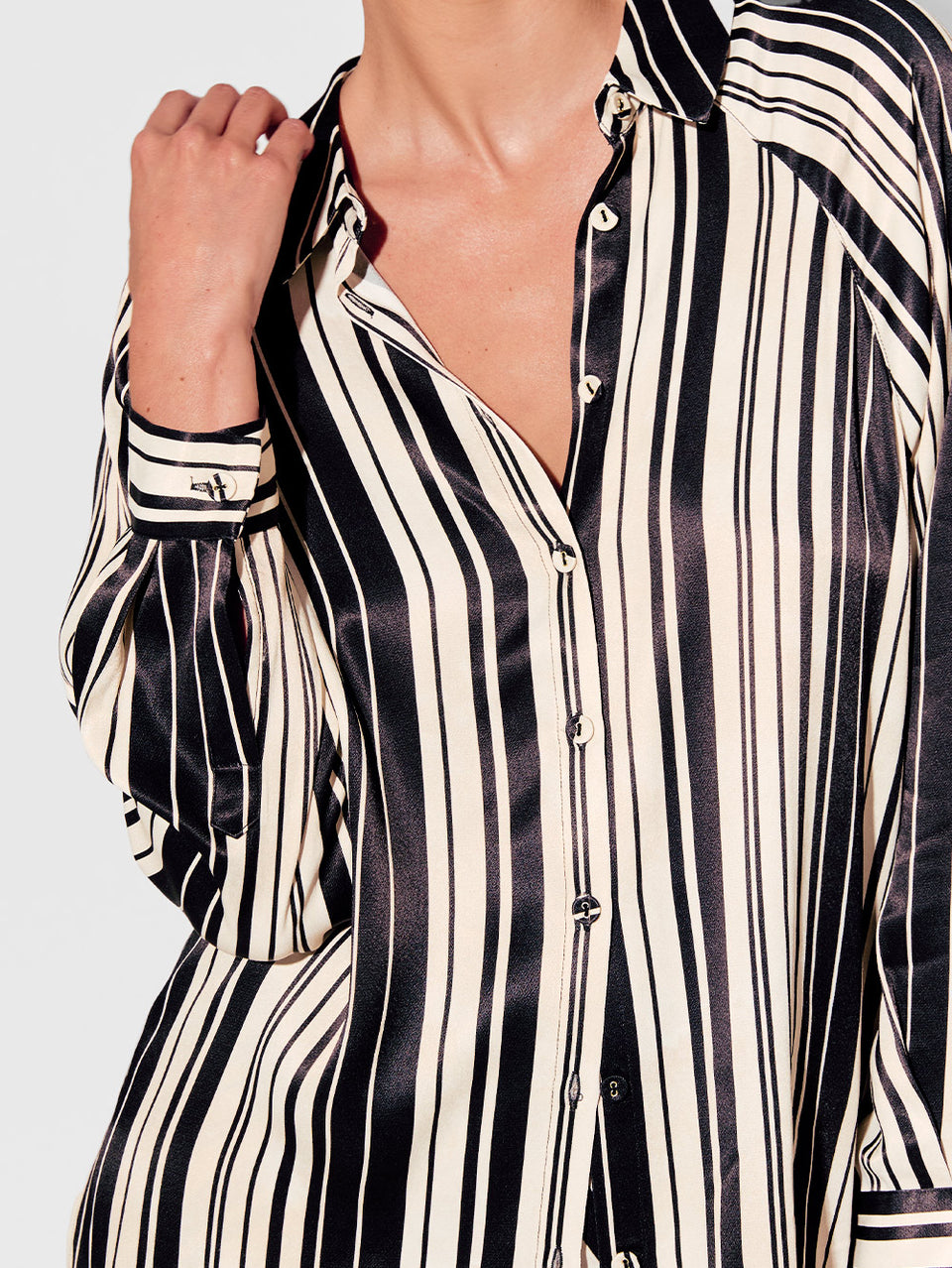 Sara Shirt KIVARI | Model wears stripe shirt close up