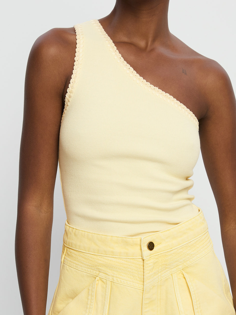 Tallulah One Shoulder Tank Butter KIVARI | Model wears yellow one shoulder tank top close up