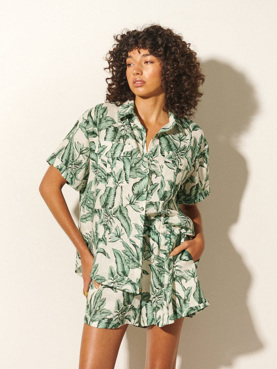 Tropico Shirt KIVARI | Model wears palm leaf print shirt