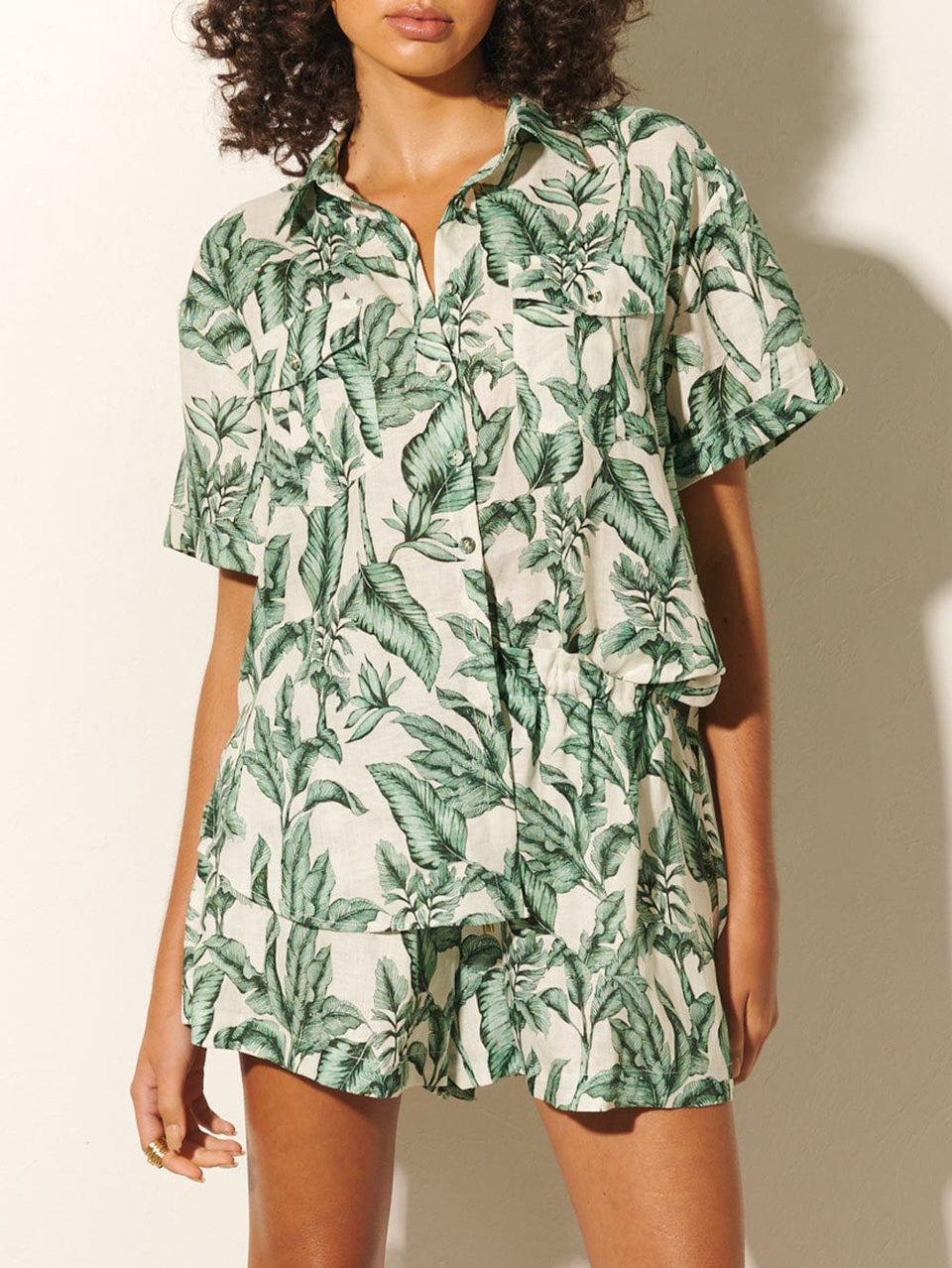 Tropico Shirt KIVARI | Model wears palm leaf print shirt close up